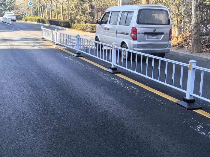 道路隔离墩常见的固定方式