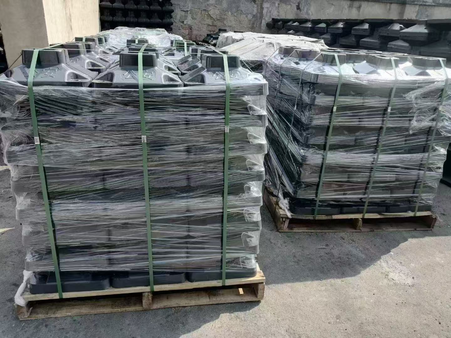 护栏底座批量发货，助力城市安全建设